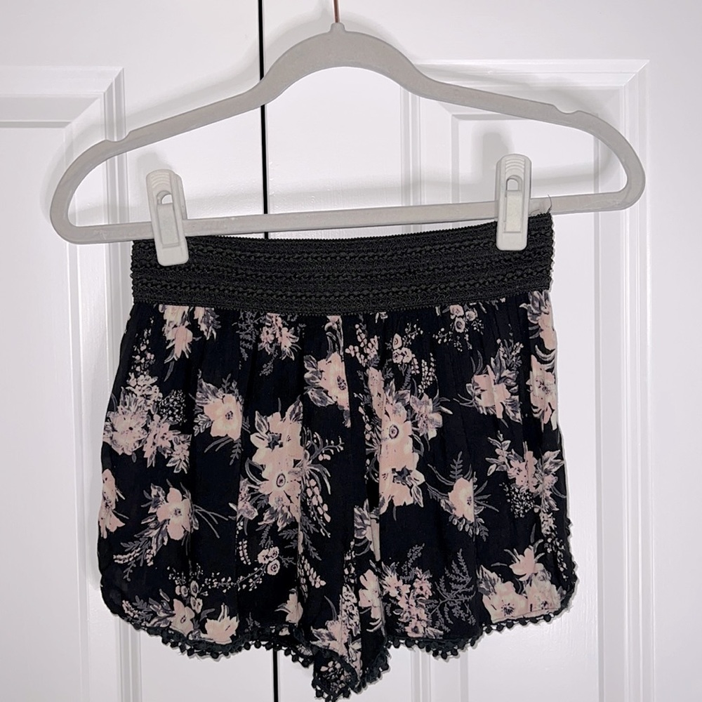 Adorable beachy floral shorts